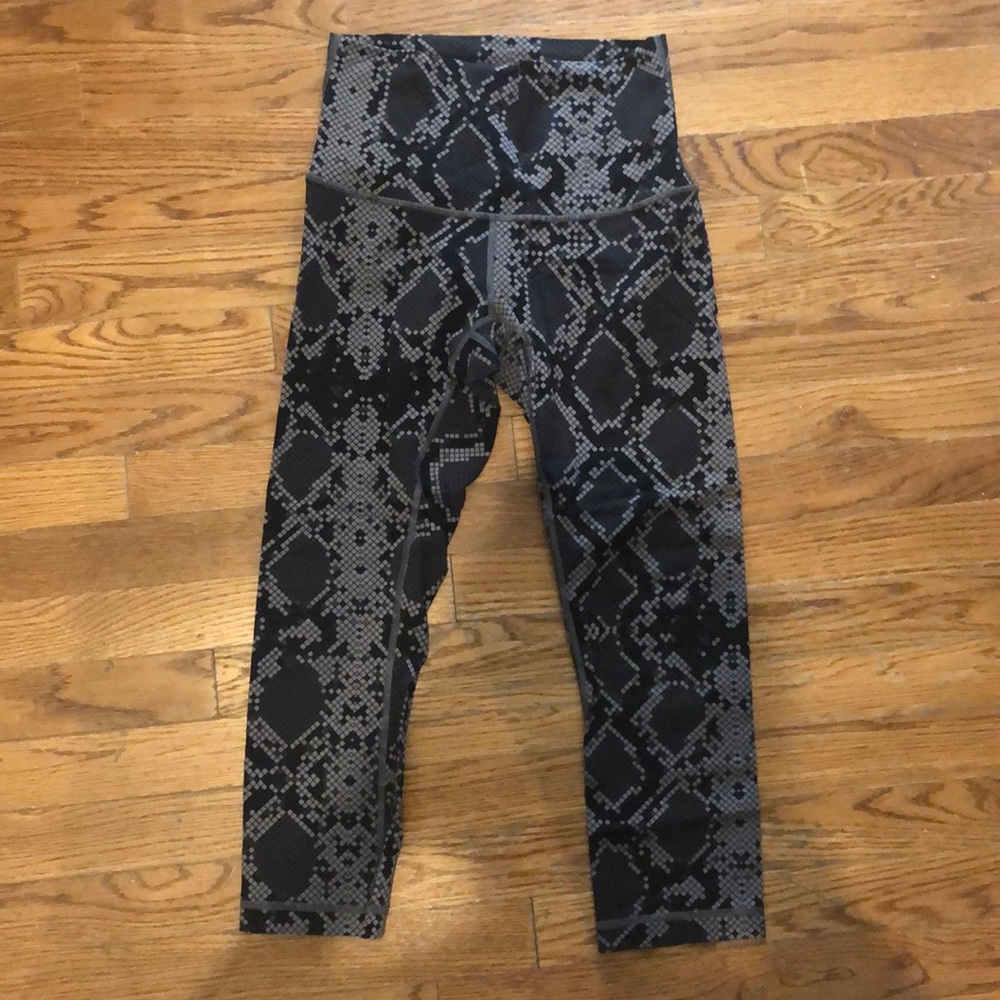 Lulu lemon wonder under capri. Size 6